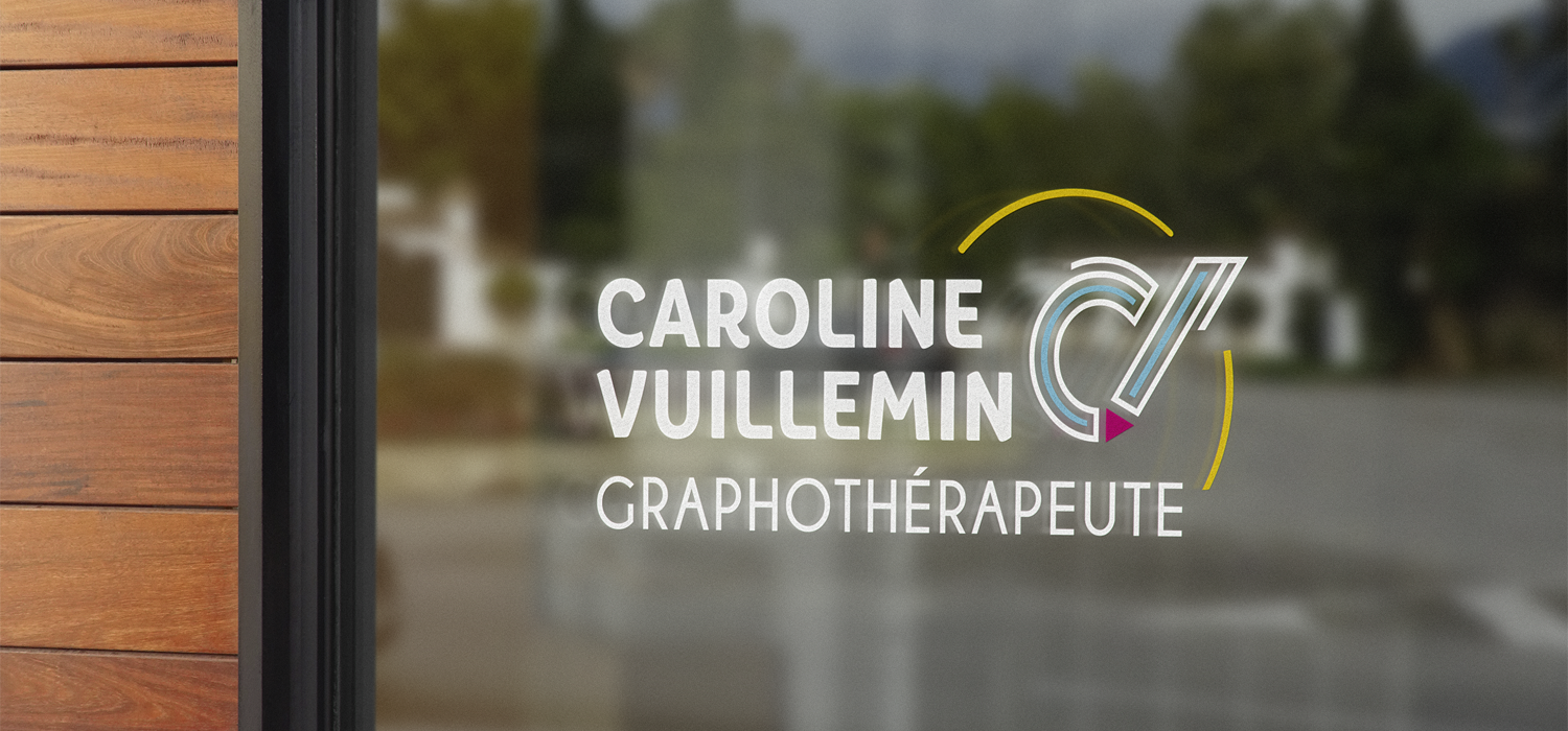 caroline-vuillemin-creation-logo-vitrophanie-plaque-graphotherapeute création de logo et graphisme sur vitrine à orléans